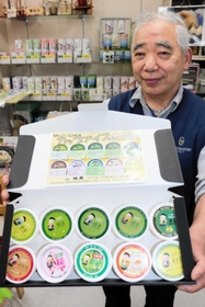 「味萬」の伊東正和さんが開発し、人気を集めるお茶アイス＝神戸市長田区久保町６