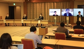 久元喜造市長や楽天グループの三木谷浩史会長兼社長らが参加した、大規模接種会場に関する共同記者会見＝２１日午前、神戸市役所（撮影・吉田敦史）