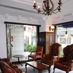 アンティーク家具や調度品が並ぶロビー＝神戸市中央区中山手通３、神戸トアロード　ホテル山楽