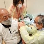 新型コロナワクチンの接種を受ける高齢者＝神戸市兵庫区荒田町１、同区役所（撮影・小林良多）