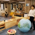 「どんな環境でも生き抜く力を身に付けられる場所をつくりたい」と語る代表の佳山奈央さん＝神戸市中央区八幡通４