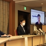 大規模接種会場について説明する（左から）神戸大の藤沢正人学長、久元喜造市長、楽天グループの三木谷浩史会長兼社長、東京慈恵会医科大外科学講座統括責任者の大木隆生氏＝２１日午前、神戸市役所（撮影・吉田敦史）