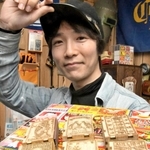 マッチ箱を収納するホルダーを作った佐井健太さん＝神戸市中央区国香通２