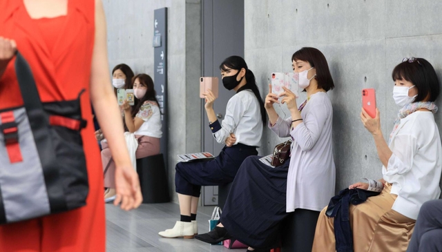 公募モデルを撮影する観客ら＝神戸市中央区脇浜海岸通１、県立美術館（撮影・吉田敦史）