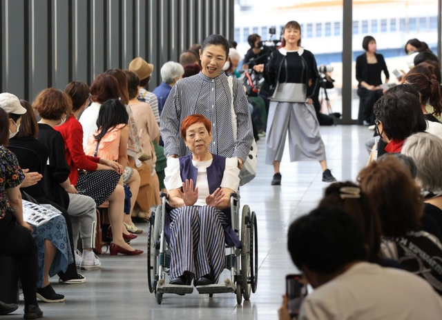 コシノヒロコさんの作品に身を包み、車いす姿の公募モデルも＝神戸市中央区脇浜海岸通１、兵庫県立美術館（撮影・吉田敦史）