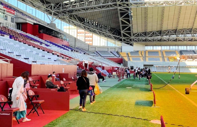 スタジアムのピッチサイドも開放する＝神戸市兵庫区御崎町１（Ｃ）ＶＩＳＳＥＬ　ＫＯＢＥ