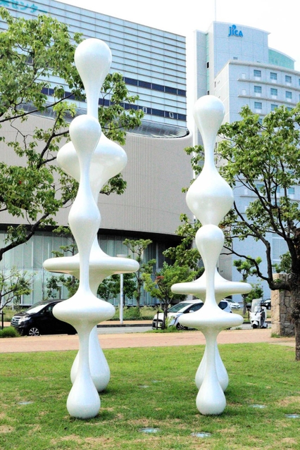 名和晃平さんが作った「Ｅｔｈｅｒ（ｆａｍｉｌｙ）」＝神戸市中央区脇浜海岸通１