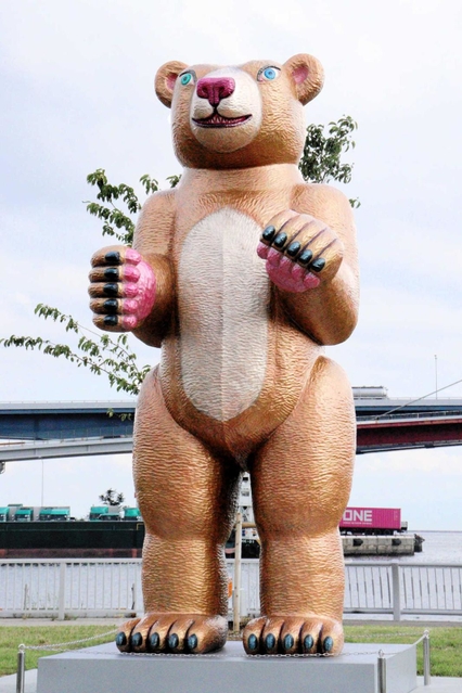 三沢厚彦さんによる「Ａｎｉｍａｌ２０２１－０１－Ｂ（ＫＯＢＥ　Ｂｅａｒ）」＝神戸市中央区脇浜海岸通１