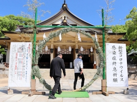 設置された茅の輪をくぐる参拝者＝神戸市中央区多聞通３、湊川神社