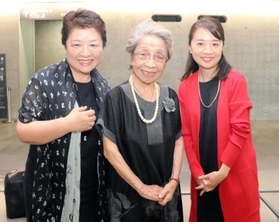 コシノヒロコさん監修のファッションショーに出演する（右から）冨永彩子さん、石川利子さん、箱崎登美子さん＝県立美術館