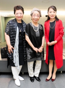 コシノヒロコさん監修のファッションショーに出演する（右から）冨永彩子さん、石川利子さん、箱崎登美子さん＝県立美術館
