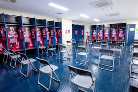 普段立ち入れない選手のロッカールームも経過観察などで使用する＝神戸市兵庫区御崎町１（楽天グループ株式会社提供）
