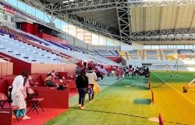 スタジアムのピッチサイドも開放する＝神戸市兵庫区御崎町１（Ｃ）ＶＩＳＳＥＬ　ＫＯＢＥ