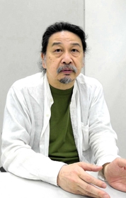 「人の死がもっと身近に、自分の問題として語られるべきでは」と話す溝渕雅幸監督＝神戸新聞社