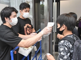 会場入り口で検温と消毒を担うのは、練習生だ＝神戸市中央区浜辺通５、神戸サンボーホール