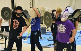 試合後は、選手やスタッフらが力を合わせて会場を片付ける＝神戸市中央区浜辺通５、神戸サンボーホール