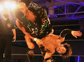 アクロバティックな技を披露するドラゴンゲートの選手たち＝神戸市中央区浜辺通５、神戸サンボーホール