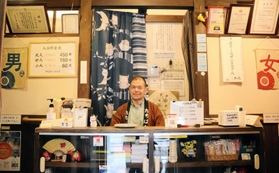 ドアを開けるとフロントの丸岡さんが迎えてくれる＝神戸市兵庫区荒田町１