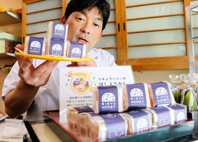 「リキュウハニーのほしようかん」をＰＲする橋本義幸さん＝神戸市垂水区西舞子２、幸神堂