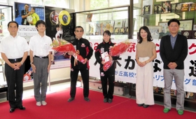 東京五輪出場を祝う横断幕が完成し、関係者らと写真に納まる重量挙げ女子日本代表の八木かなえ選手（右から３人目）ら＝神戸市須磨区友が丘１、須磨友が丘高校
