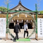 設置された茅の輪をくぐる参拝者＝神戸市中央区多聞通３、湊川神社
