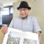神戸市西区広報紙のイラスト企画を手掛けるイラストレーターのよひなよしかずさん＝神戸市西区玉津町小山