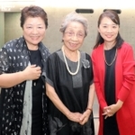 コシノヒロコさん監修のファッションショーに出演する（右から）冨永彩子さん、石川利子さん、箱崎登美子さん＝県立美術館