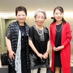 コシノヒロコさん監修のファッションショーに出演する（右から）冨永彩子さん、石川利子さん、箱崎登美子さん＝県立美術館