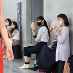 公募モデルを撮影する観客ら＝神戸市中央区脇浜海岸通１、県立美術館（撮影・吉田敦史）