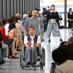 コシノヒロコさんの作品に身を包み、車いす姿の公募モデルも＝神戸市中央区脇浜海岸通１、兵庫県立美術館（撮影・吉田敦史）