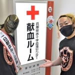 献血への協力を呼び掛けるストロングマシーン・Ｊ選手（左）と吉田隆司選手＝神戸市中央区雲井通７