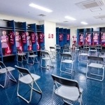 普段立ち入れない選手のロッカールームも経過観察などで使用する＝神戸市兵庫区御崎町１（楽天グループ株式会社提供）