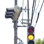 ３色の歩行者用信号＝神戸市長田区宮丘町１付近