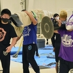 試合後は、選手やスタッフらが力を合わせて会場を片付ける＝神戸市中央区浜辺通５、神戸サンボーホール