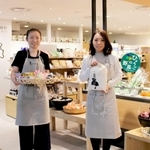 「これからも兵庫の魅力を伝えたい」と話す、兵庫県おみあげ発掘屋の森村仁美副店長（右）ら＝神戸市中央区北野町１