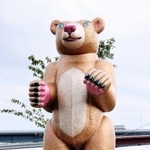 三沢厚彦さんによる「Ａｎｉｍａｌ２０２１－０１－Ｂ（ＫＯＢＥ　Ｂｅａｒ）」＝神戸市中央区脇浜海岸通１