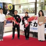 東京五輪出場を祝う横断幕が完成し、関係者らと写真に納まる重量挙げ女子日本代表の八木かなえ選手（右から３人目）ら＝神戸市須磨区友が丘１、須磨友が丘高校