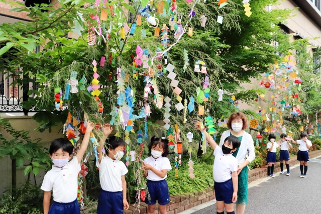 ササ飾りに胸を躍らせる園児たち＝神戸市垂水区北舞子２、かすがこども園