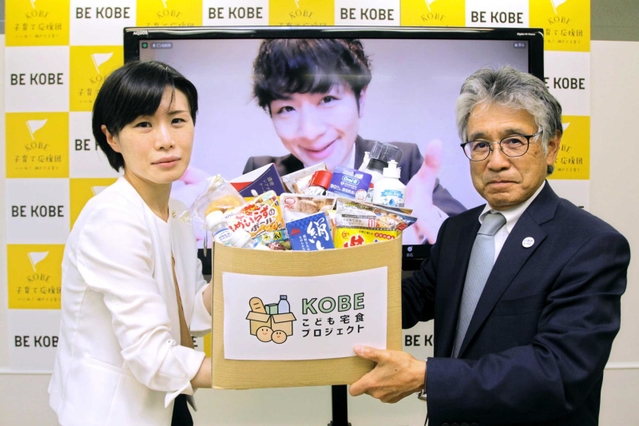 取り組みを発表した（右から）ＢＥ　ＫＯＢＥ　ミライＰＲＯＪＥＣＴの松田茂樹プロジェクトリーダー、フローレンスの駒崎弘樹代表理事（画面内）、神戸市の中村明恵こども未来担当局長＝神戸市役所