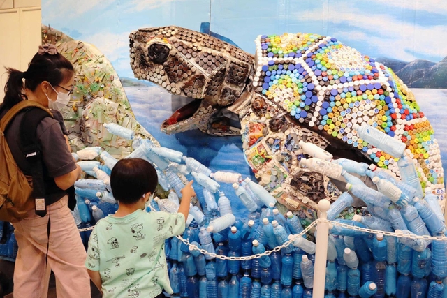 須磨海岸で拾ったプラスチックごみで、高校生らが作った「プラごみガメ」＝神戸市中央区港島中町７、バンドー神戸青少年科学館