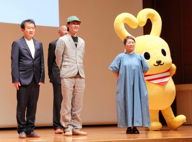 記念イベントに登場した臼井真さん（左）と歌を披露した早瀬直久さん（中央）ら＝神戸市中央区熊内橋通７、神戸芸術センター