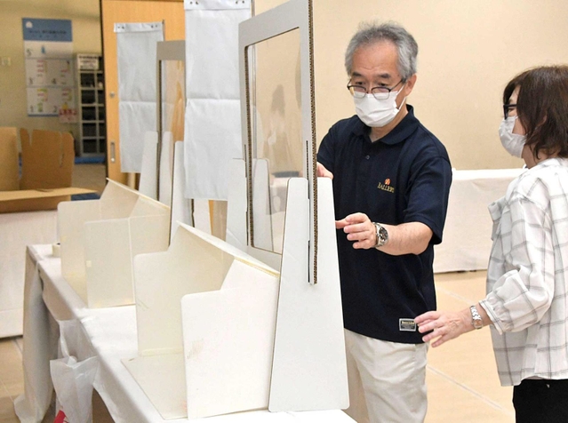 投票所を設営する市職員ら＝神戸市兵庫区下三条町