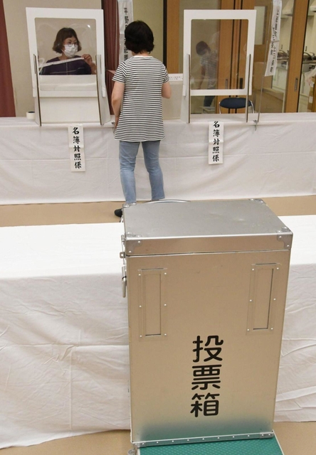 投票所を設営する市職員ら＝神戸市兵庫区下三条町