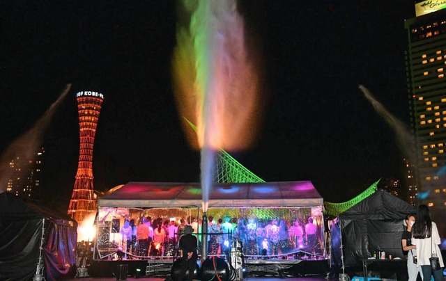 空高く上がった水柱と光で演出されたステージ＝メリケンパーク（撮影・坂井萌香）