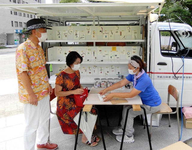 東日本大震災の被災地・岩手で活躍し、今後は神戸のまちづくりに役立てられることになった「えほんカー」＝神戸市中央区、東遊園地