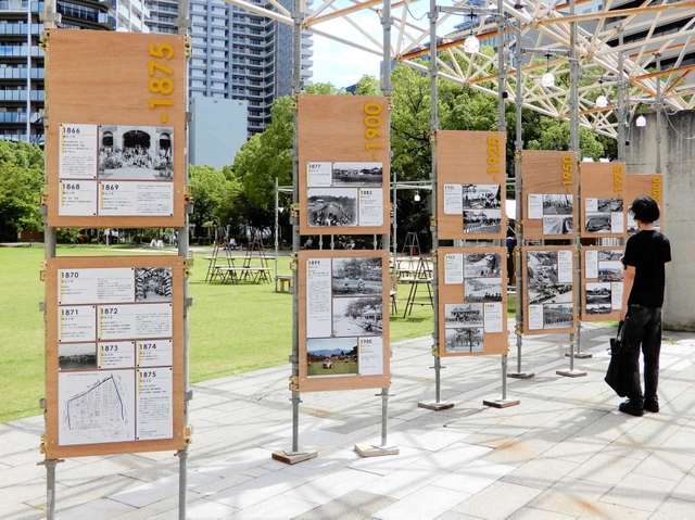 東遊園地の歴史をたどるパネル展示＝神戸市中央区、東遊園地