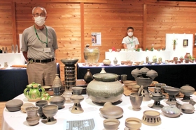 関西で活躍する作家の工芸品が並ぶ「日本の手仕事展」＝神戸酒心館