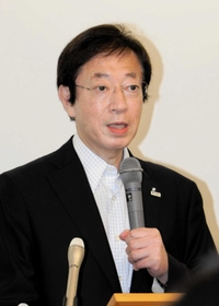 ファイザー製ワクチンの供給不足に伴う緊急対応について発表する久元喜造市長＝２日午後、神戸市役所（撮影・初鹿野俊）
