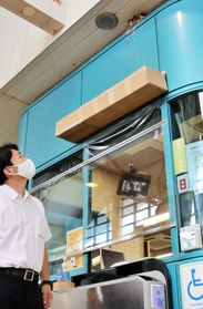 巣の下に駅員が取り付けた段ボール＝神戸市須磨区緑台、市営地下鉄総合運動公園駅
