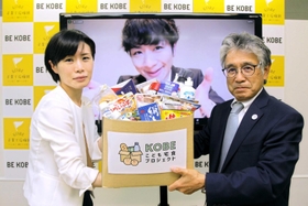 取り組みを発表した（右から）ＢＥ　ＫＯＢＥ　ミライＰＲＯＪＥＣＴの松田茂樹プロジェクトリーダー、フローレンスの駒崎弘樹代表理事（画面内）、神戸市の中村明恵こども未来担当局長＝神戸市役所